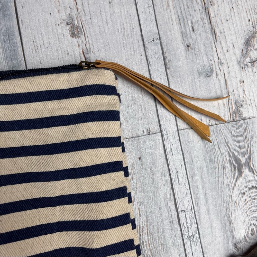 SUMMER & ROSE TOTE IN WHITE AND NAVY STRIPES W/ ROPE HANDLE & SATIN LINING - Picture 7 of 8